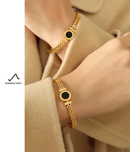 Dettaglio del bracciale in acciaio inossidabile dorato 18K con ciondolo LOVE nero
