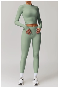 Détail de l'ensemble de yoga taille haute avec haut court à manches longues et passe-pouce