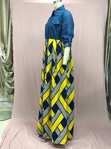 Detailansicht des Denim-Patchworkkleids mit gelb gestreiftem Maxi-Rockteil