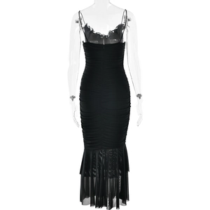 Vue arrière d'une robe moulante noire à bretelles avec ourlet sirène en maille plissée