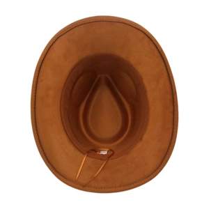Détail de l'intérieur d'un chapeau en feutre marron avec sangle et étiquette