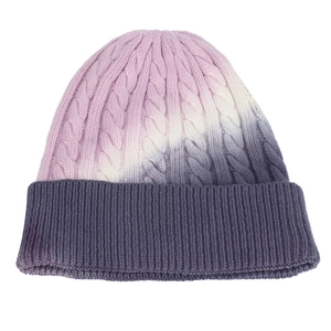 Winter Strickmütze mit Farbverlauf von Rosa zu Grau und klassischem Zopfmuster