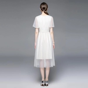 Robe midi élégante en tulle blanc avec détails de perles et fermeture éclair invisible