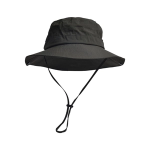 Dettaglio cappello da pescatore grigio scuro ad asciugatura rapida con laccio regolabile