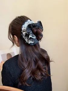 Gros plan d'un chouchou floral avec bordure en dentelle sur cheveux de mannequin