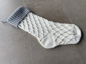 Detailansicht des creme-grauen Strick-Weihnachtssocken mit Rautenmuster-Textur