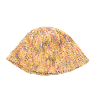 Cappello bucket in maglia arcobaleno da donna con texture soffice in vivaci colori misti