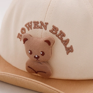 Cappellino neonato con orsetto 3D e ricamo Bowen Bear nei colori beige e marrone