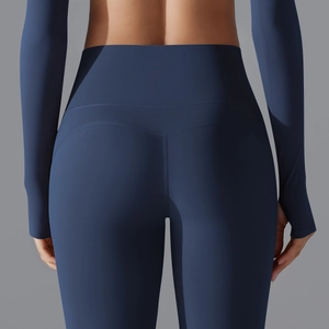Detail der dunkelblauen Yoga-Hose mit hoher Taille und Push-up-Naht für den Po-Lifting-Effekt