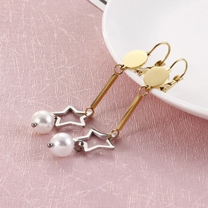 Boucles d'oreilles étoiles dorées en acier inoxydable et perles sur fond rose
