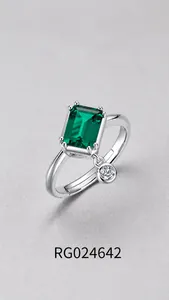 Détail d'une bague en argent S925 avec émeraude, pendentif zircon et anneau ajustable