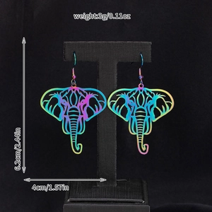 Dettagli dimensionali degli orecchini a elefante arcobaleno alti 6,2cm e larghi 4cm