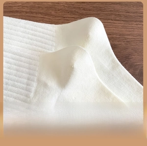 Gros plan du talon renforcé confortable et de la texture en maille des chaussettes en coton