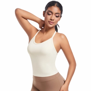 Détail d'un soutien-gorge de sport blanc crème à fines bretelles et décolleté en U classique