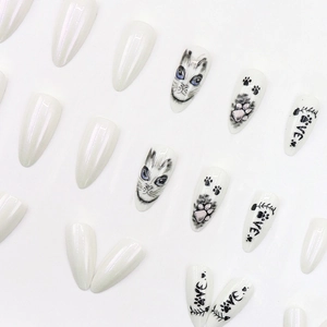 Faux ongles amande Halloween avec motifs de chat peints à la main en blanc perle