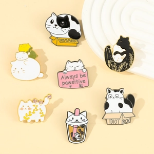 Lot de sept pin's mignons en émail avec divers designs artistiques de chats variés