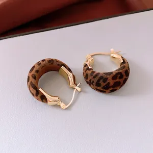 Boucles d'oreilles créoles léopard en forme de C avec finition dorée style rétro