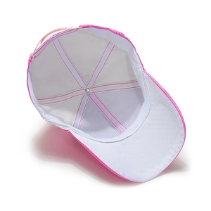 Vue intérieure d'une casquette rose montrant la structure à six panneaux et le ruban renforcé