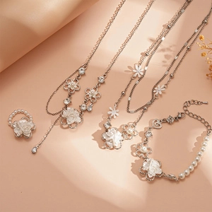 Set collana con fiori d'argento con perle finte e ciondoli nappa in zircone brillante