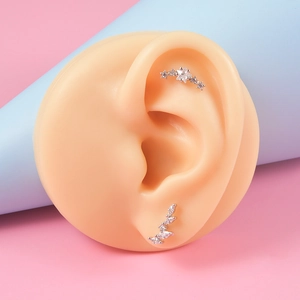 Vue macro de piercings labret en acier et zircons en forme d'étoile sur modèle
