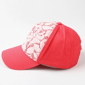 Casquette de baseball rose pour femme avec dentelle florale blanche et visière pare-soleil