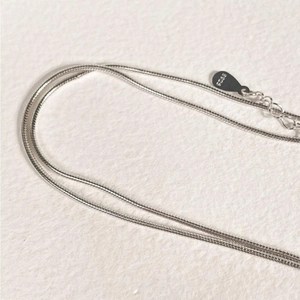 Macro shot of 925 sterling silver snake chain link detail with authentic S925 hallmark
