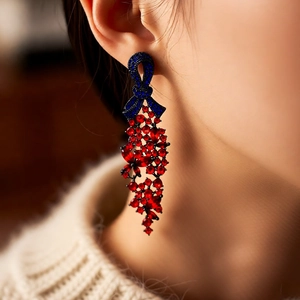 Détail de boucles d'oreilles vintage avec nœud bleu et pampilles de pierres rouges