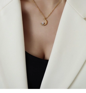 Nahaufnahme der 18K Gold Mondsichel Halskette mit Zirkon an einem weiblichen Hals