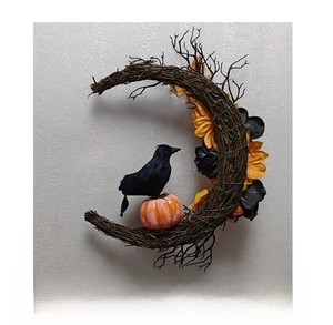 Vue arrière de la couronne d'Halloween en croissant avec corbeau noir et citrouille