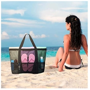Grand sac de plage en maille noire avec 9 poches présenté sur la plage