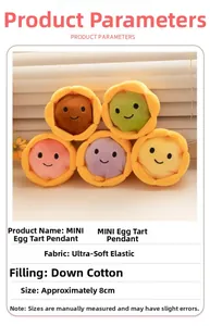 Détail macro de mini pendentifs en peluche tarte aux œufs, tissu doux et couleurs variées