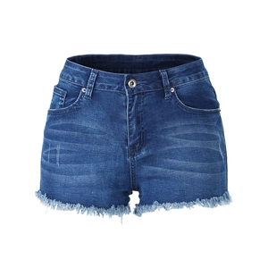 Détail de short en jean bleu foncé avec ourlet effiloché et texture délavée vintage