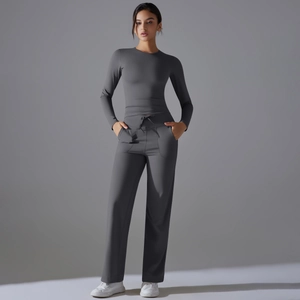 Ensemble de yoga gris à manches longues et pantalon large à cordon de serrage