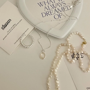 S925 silver knot ring with pearl and pendant necklaces on a white heart tray