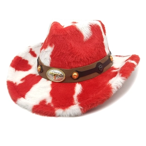 Dettaglio cappello da cowboy in pelliccia sintetica maculata con fibbia di toro