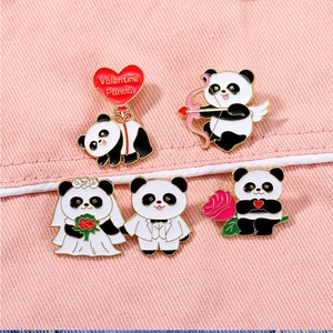 Detaillierte Nahaufnahme von vier niedlichen Panda-Emaille-Pins mit Herz- und Hochzeitsmotiven
