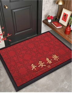 Detailansicht der roten Türmatte mit goldener Ping An Xi Le Stickerei und Muster