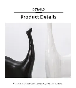 Detail moderner Keramikfiguren in glänzendem Schwarz und mattweißem Streifendesign