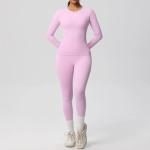 Détail du legging de yoga rose avec poche latérale et tissu élastique respirant