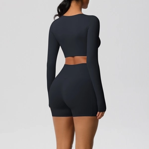 Achteraanzicht van de zwarte cropped top met lange mouwen en hoge taille yoga shorts