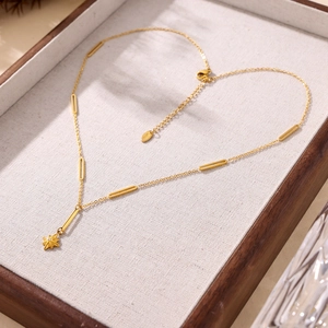 Elegant 18K gold star pendant necklace with cubic zirconia in a heart-shaped layout