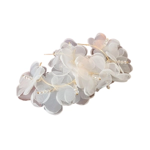 Élégantes boucles d'oreilles fleur en tulle blanc avec anneaux dorés sur fond blanc
