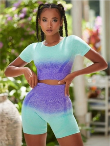 Détail de l'ensemble de yoga sans couture dégradé avec texture tricotée et motifs côtelés