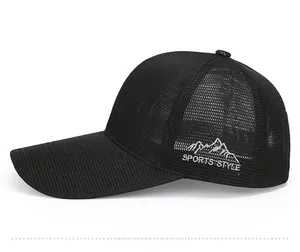 Dettaglio cappellino da baseball nero in mesh con ricamo e visiera allungata
