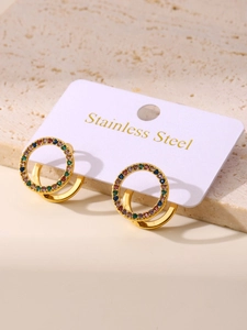 Detalle de pendientes de aro de acero inoxidable dorado PVD con circonitas de colores