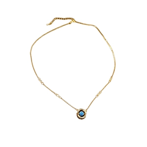 Collier géométrique plaqué or avec pendentif zircon bleu et halo en cristal brillant