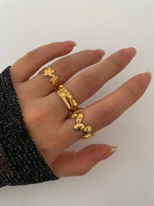 Detailansicht des dreiteiligen Ringsets aus 18K vergoldetem Titanstahl mit Blumenmuster