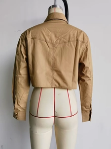 Vue arrière de la veste chemise courte kaki à col rabattu avec détails de couture