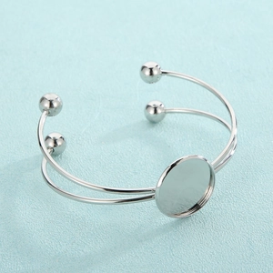 Détail du bracelet ouvert en acier titane argenté avec plateau rond pour bijoux DIY