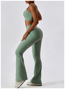 Détail de la texture côtelée et coupe évasée de l'ensemble de yoga vert
